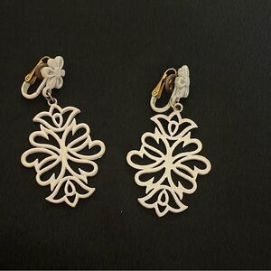 3/$24 💚Vtg Crown Trifari White Enamel Floral Scroll Filigree Clip On Earrings